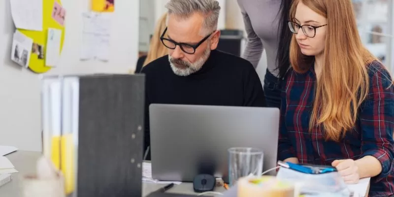 jak znaleźć pracę w starszym wieku